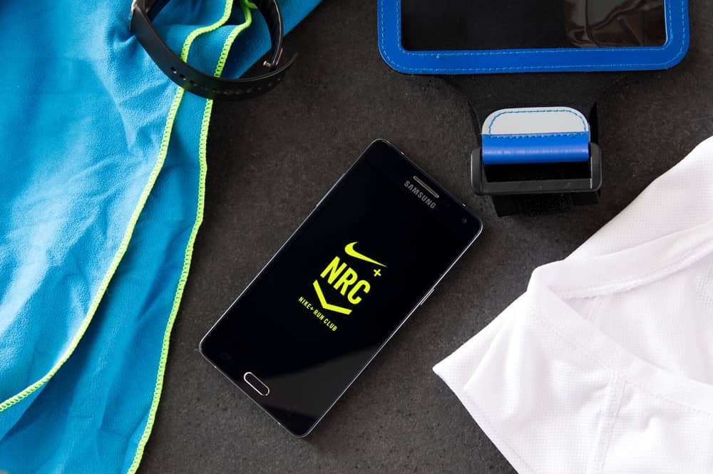 Application Nike Run Club sur un smartphone, de laquelle on supprime le compte.