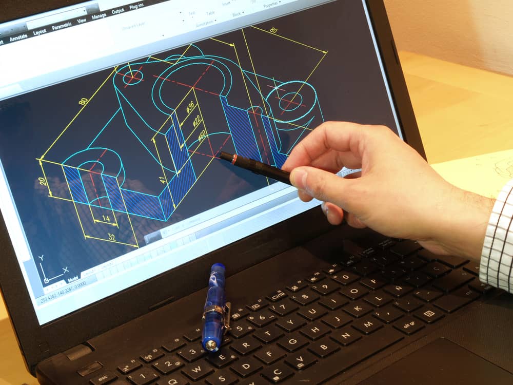 Personne travaillant sur un fichier cad sans quadrillage.