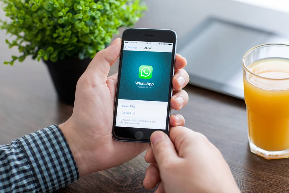 Utilisateur qui supprime l'application Whatsapp de son téléphone