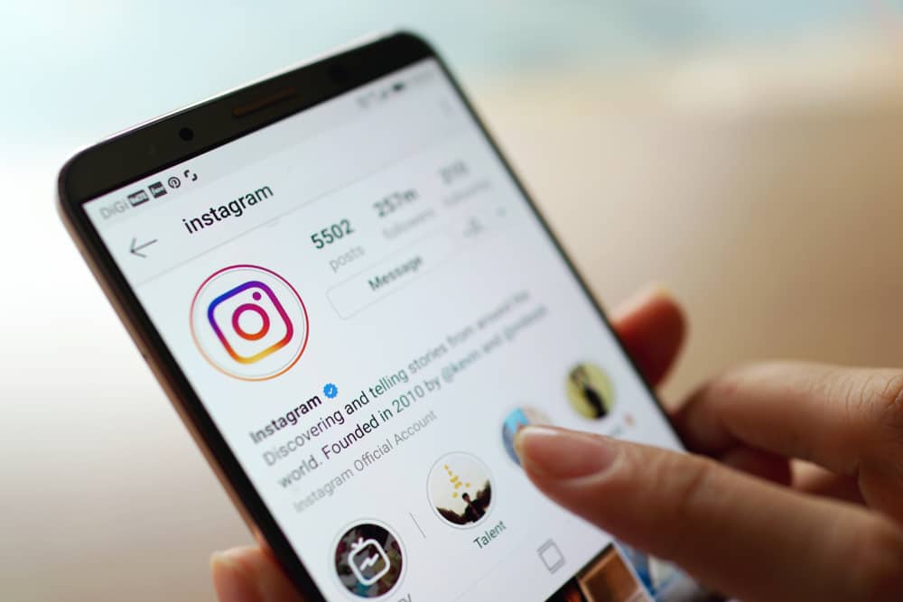 Utilisateur en train de supprimer un commentaire instagram